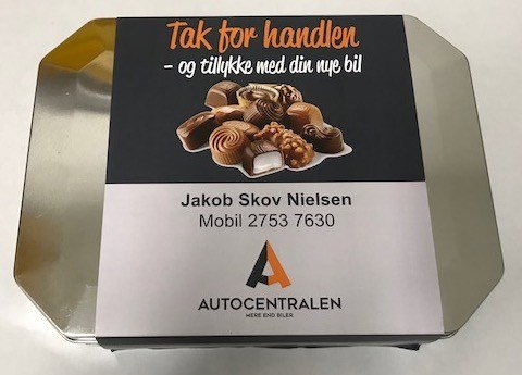 Chokolade i metalæske med tryk på omslag