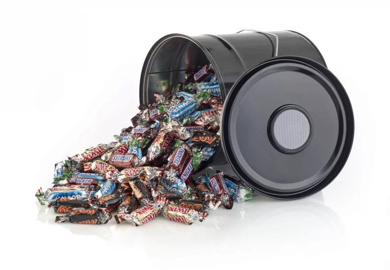 Metalspand med dit logo, bluetooth højtaler og fyldt med 1,2 KG chokolade